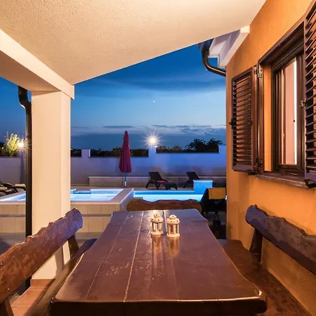 Luxury Hedone With Pool & Whirpool In Near The プーラ