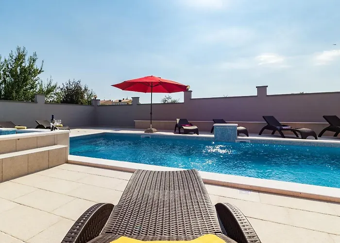 Luxury Hedone With Pool & Whirpool In Near The * Pula