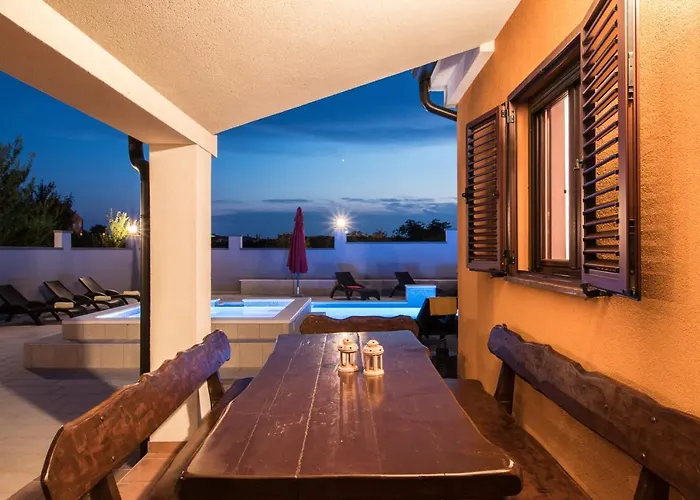Luxury Hedone With Pool & Whirpool In Near The بولا